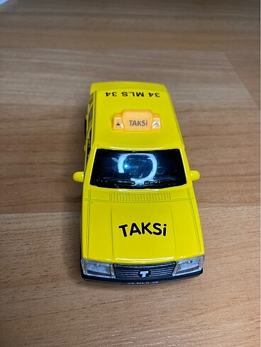 Oyuncak sarı taksi