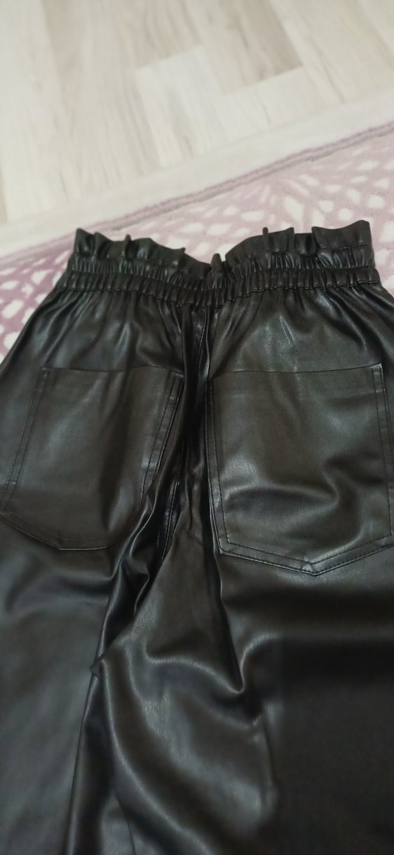 Kadın Siyah Parlak Deri Pilili Pantolon - Görsel 3