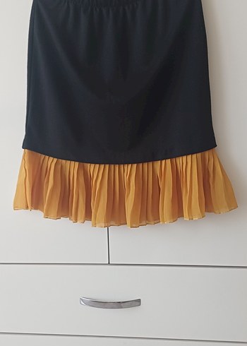 Sarı Detaylı Siyah Piliseli etek - Görsel 2