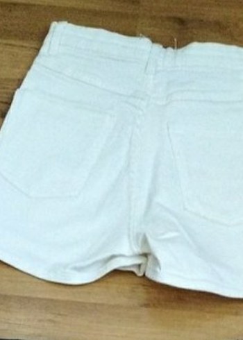 Beyaz Mini Düğmeli Kadın Kot Şort - Görsel 2