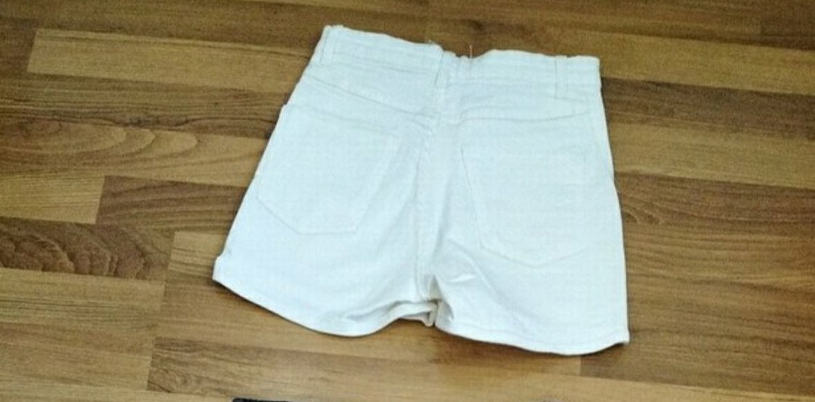 Beyaz Mini Düğmeli Kadın Kot Şort - Görsel 2