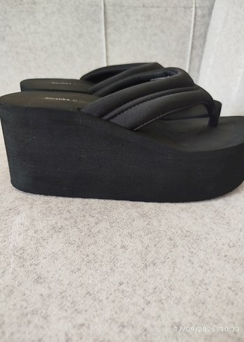 Bershka Siyah Dolgu Topuk Kadın Terlik