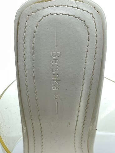 36 Beden beyaz Renk Bershka Terlik %70 İndirimli.