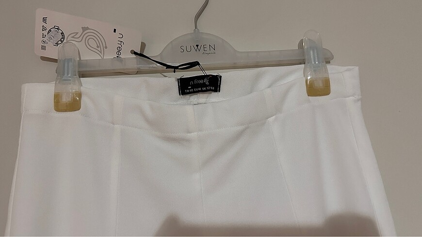 Beyaz yırtmaç detaylı pantolon - Görsel 2