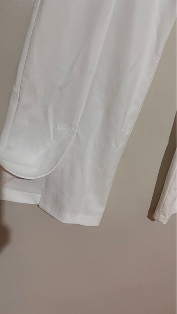 Beyaz yırtmaç detaylı pantolon - Görsel 3