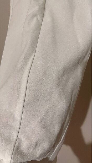 Beyaz yırtmaç detaylı pantolon - Görsel 5