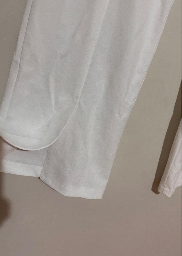 Beyaz yırtmaç detaylı pantolon - Görsel 3