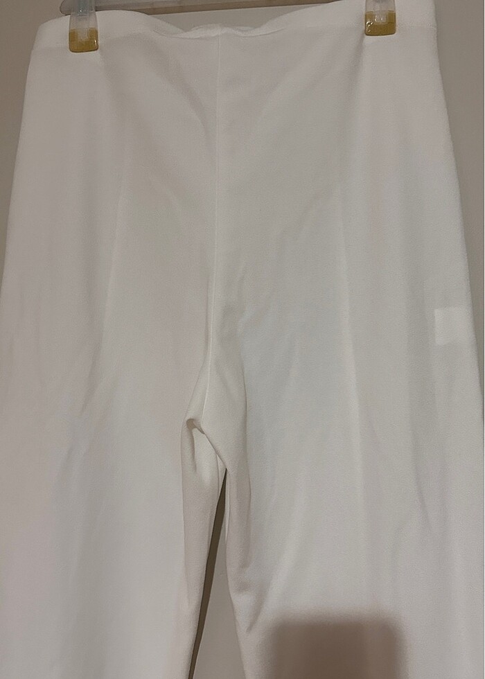 Beyaz yırtmaç detaylı pantolon - Görsel 4