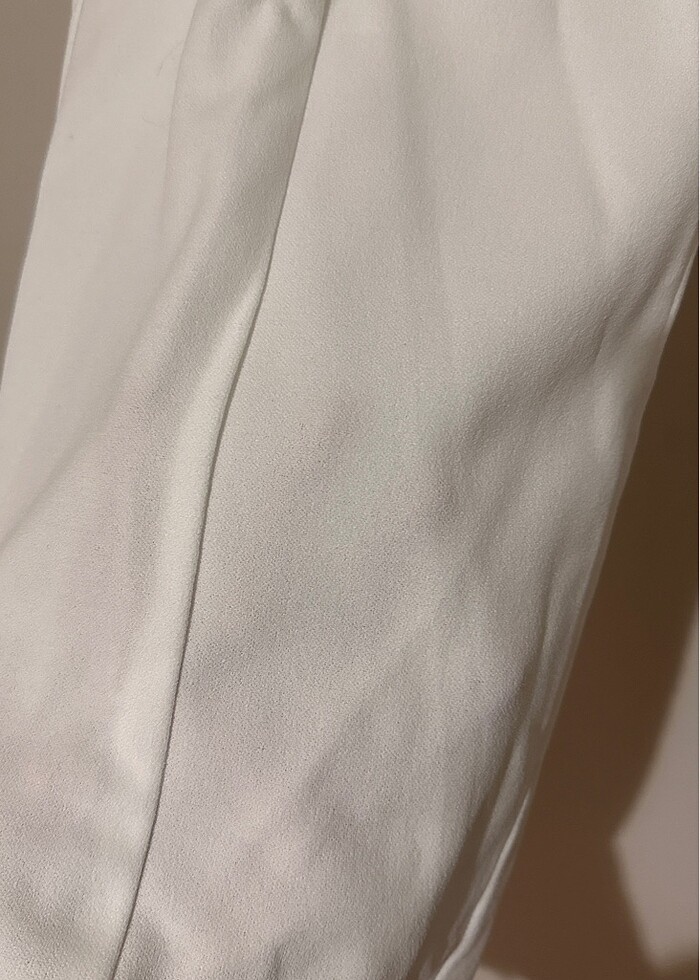 Beyaz yırtmaç detaylı pantolon - Görsel 5