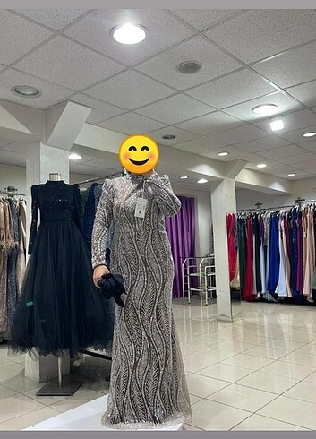 Yepyeni bir abiye Bir kere giyildi tertemizdir etiketli