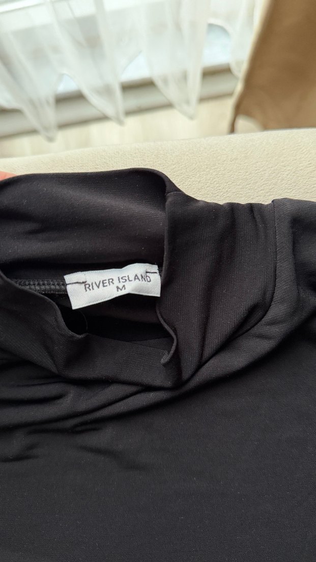 Siyah Yüksek Yakalı Uzun Kollu Tişört - Görsel 2