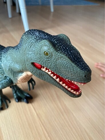Beden Sesli , yürüyen robot dinozor ( raptor ?