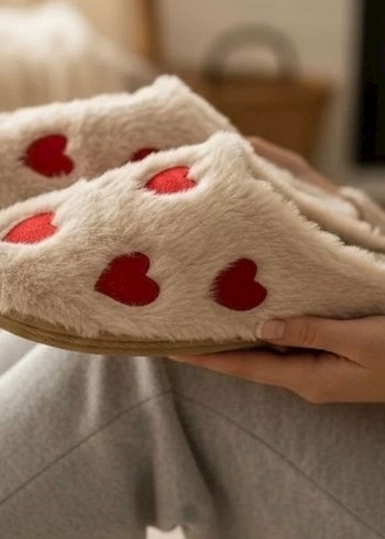 Beyaz Nakışlı Kürklü Kadın Terlik - Görsel 2