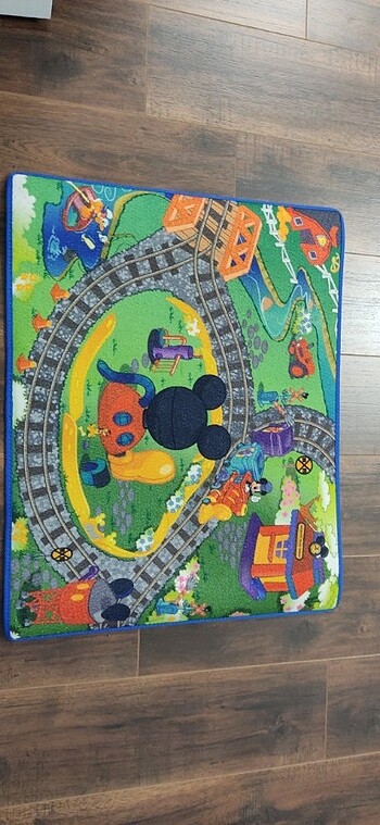 Mickey Mouse temalı oyun halısı ile tren oyuncak seti
