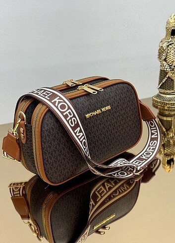 Mıchael Kors 3 Gözlü Modelimiz Ölçüleri: 25x17 cm 