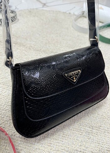 Prada kol çantası 