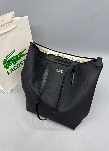 Lacoste kol çantası Ölçüleri 35x38 cm 