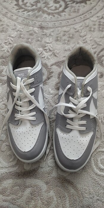 Kullanılmamış gri beyaz ayakkabı 
