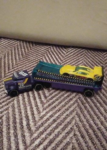 hot wheels oyuncak. ikili şekilde satılıktır.