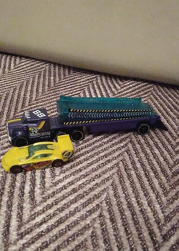 Beden hot wheels oyuncak. ikili şekilde satılıktır.