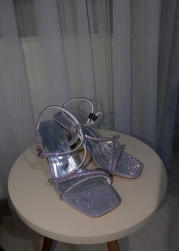 37 Beden Gri Yılan Desenli Metal Tokalı Stiletto