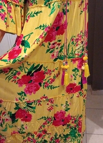 Diğer Pamuklu çiçekli rengarenk bir yaz elbisesi