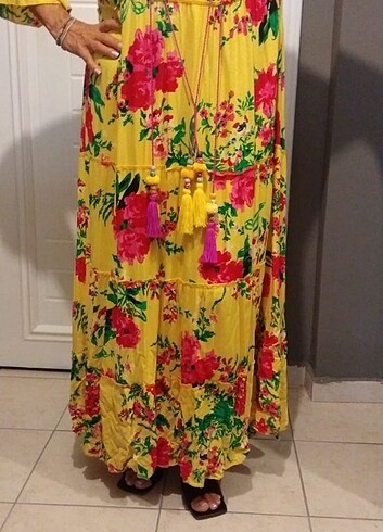 l Beden Pamuklu çiçekli rengarenk bir yaz elbisesi