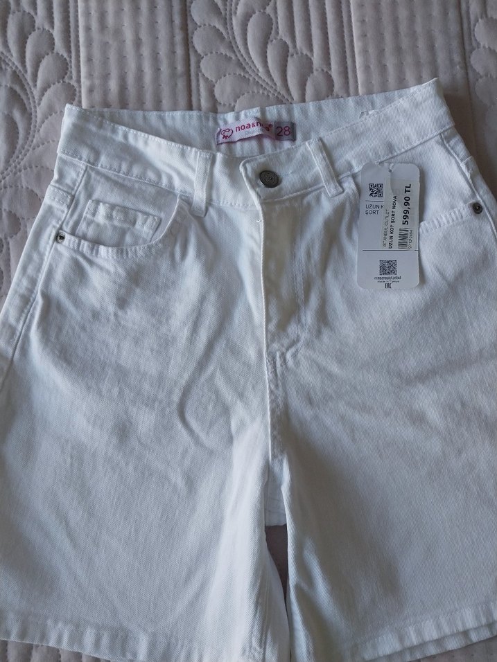 Beyaz Pamuklu Rahat Kesim Mini Kot Şort - Görsel 2