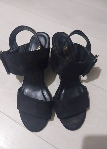 Siyah Kemerli Dolgu Topuk Kadın Akşam Ayakkabısı - Görsel 2