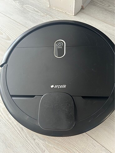 Arçelik şarj istasyonlu siyah robot süpürge