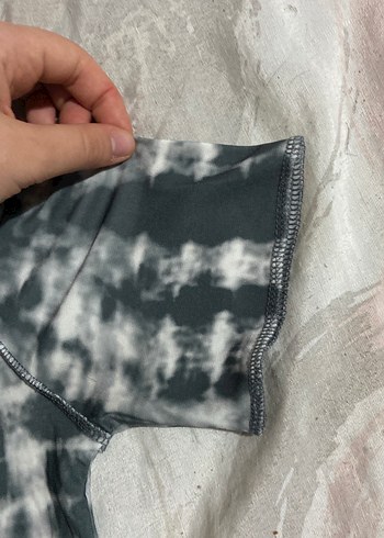 Gri Batik Desenli Kısa Kollu Bluz - Görsel 3