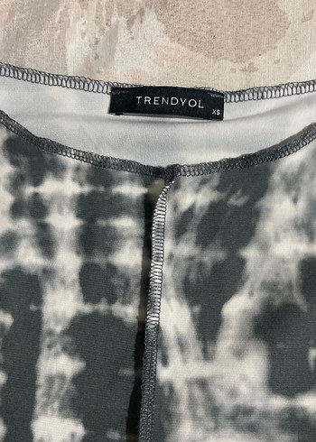 Gri Batik Desenli Kısa Kollu Bluz - Görsel 4