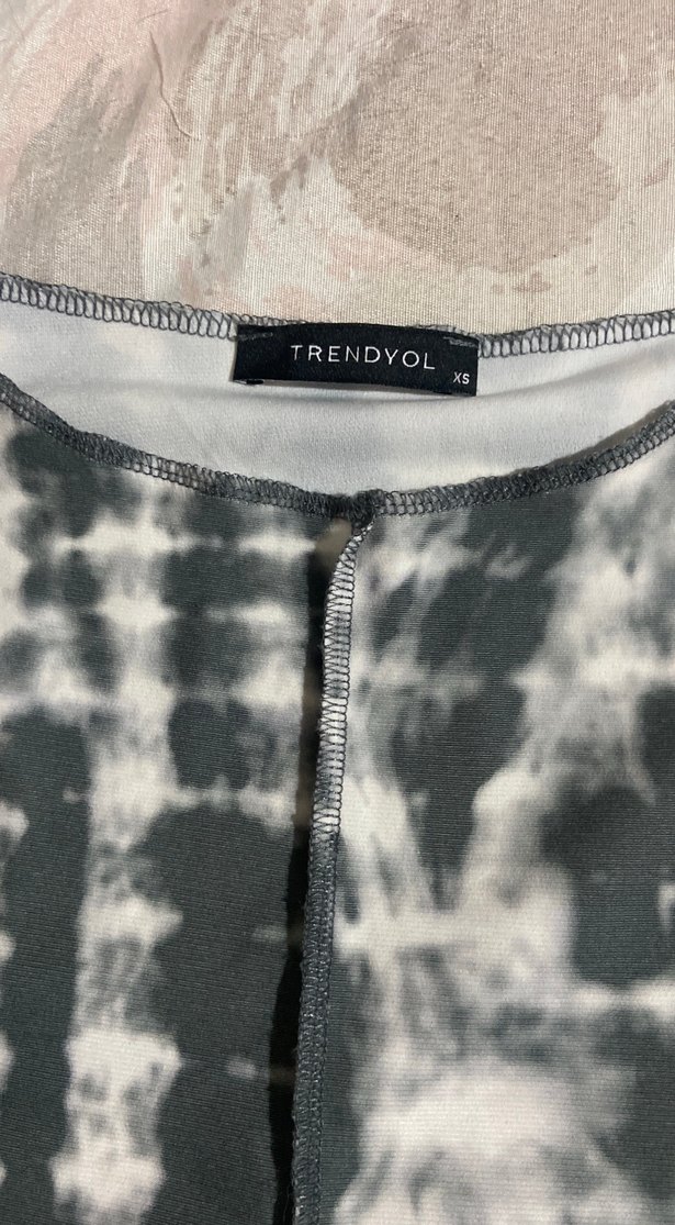 Gri Batik Desenli Kısa Kollu Bluz - Görsel 4