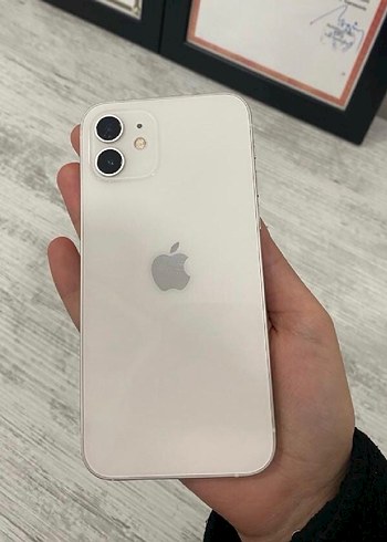 Beyaz iPhone 12