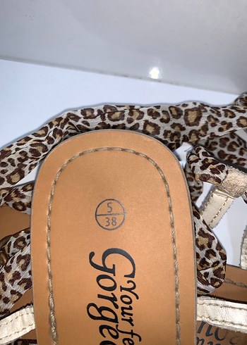 Bej Yılan Desenli Zincir Detaylı Bohem Topuklu Sandalet - Görsel 3