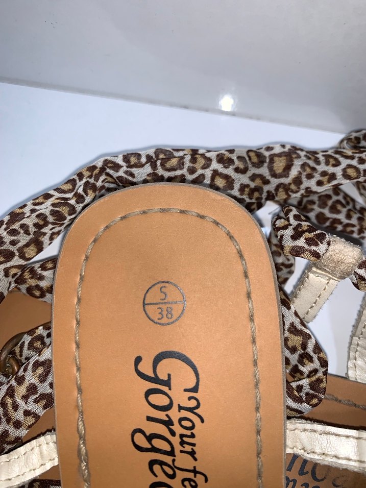 Bej Yılan Desenli Zincir Detaylı Bohem Topuklu Sandalet - Görsel 3