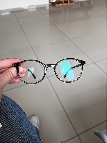 Optikçiden alınmış numarasız dinlendirici gözlük