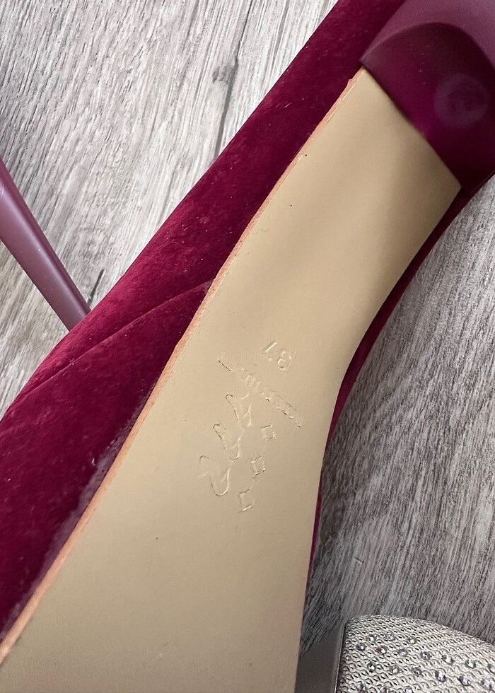 Kırmızı topuklu ayakkabı - Görsel 3