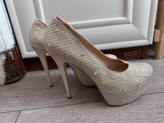 Beyaz taşlı topuklu ayakkabı - Görsel 2