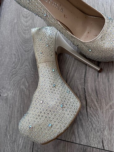 Beyaz taşlı topuklu ayakkabı - Görsel 5