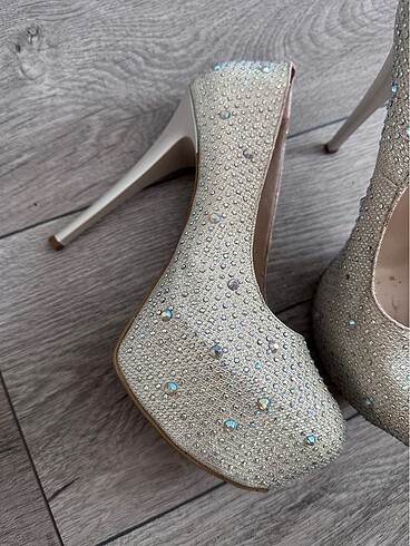 Beyaz taşlı topuklu ayakkabı - Görsel 6