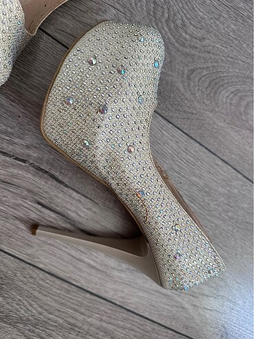 Beyaz taşlı topuklu ayakkabı - Görsel 8