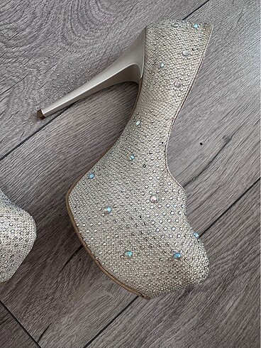 Beyaz taşlı topuklu ayakkabı - Görsel 7