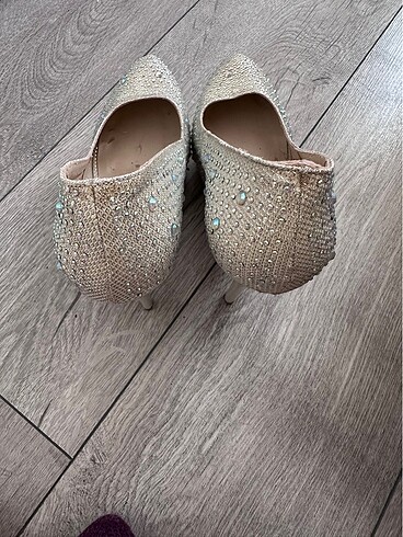 Beyaz taşlı topuklu ayakkabı - Görsel 9