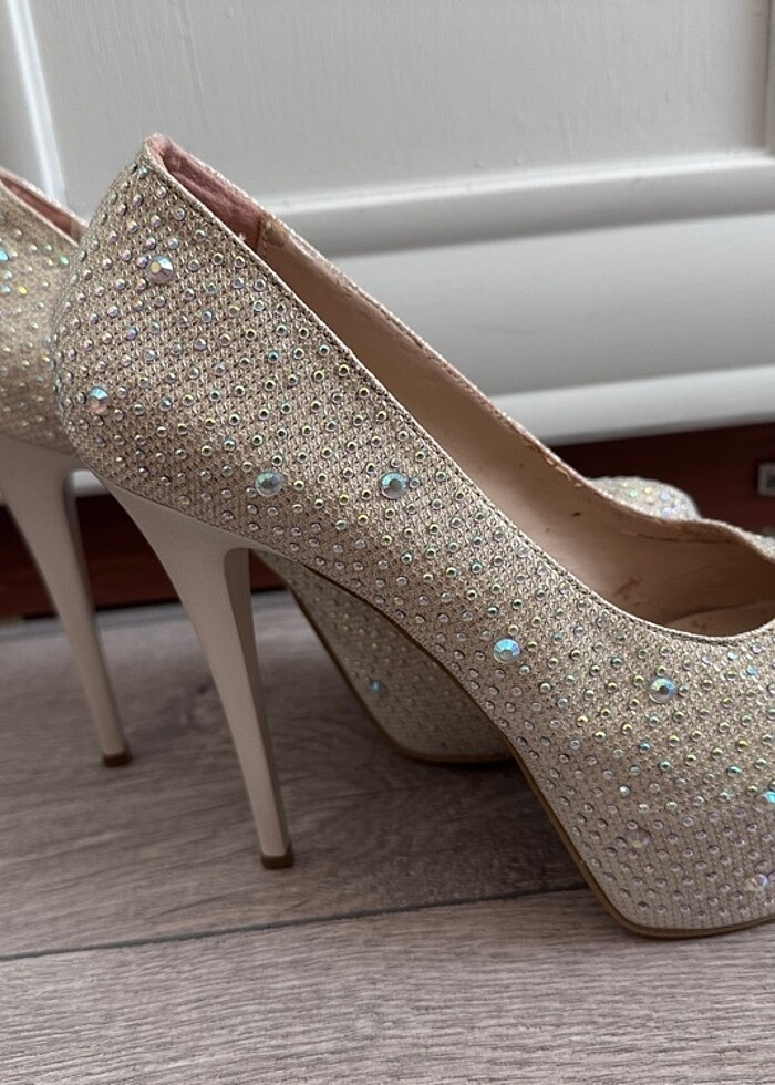 Beyaz taşlı topuklu ayakkabı - Görsel 2