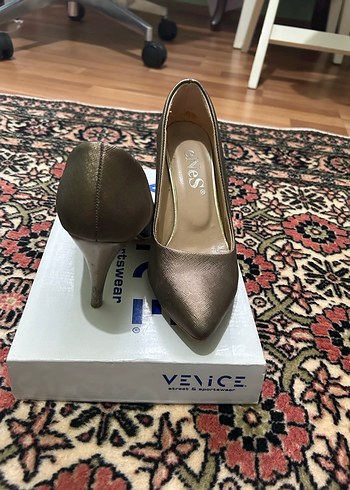 Parlak Topuklu Ayyakabı - Görsel 2