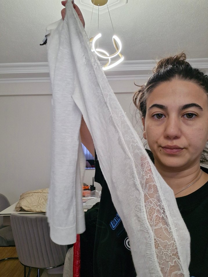 Rahat ve Şık Beyaz Bisiklet Yaka Tişört — görsel 2/3