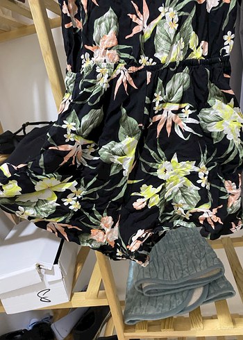 Çiçek Desenli Askılı Mini Tulum - Görsel 2