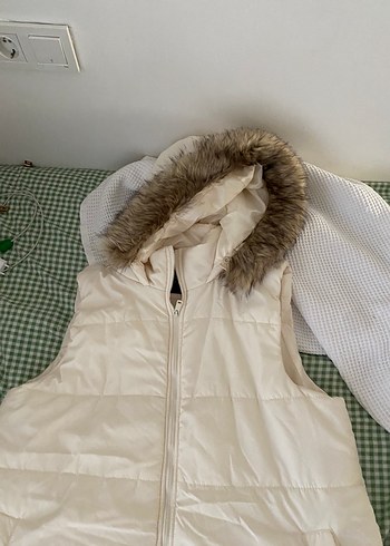 Beyaz Kürklü Kapüşonlu Kadın Yelek - Görsel 3
