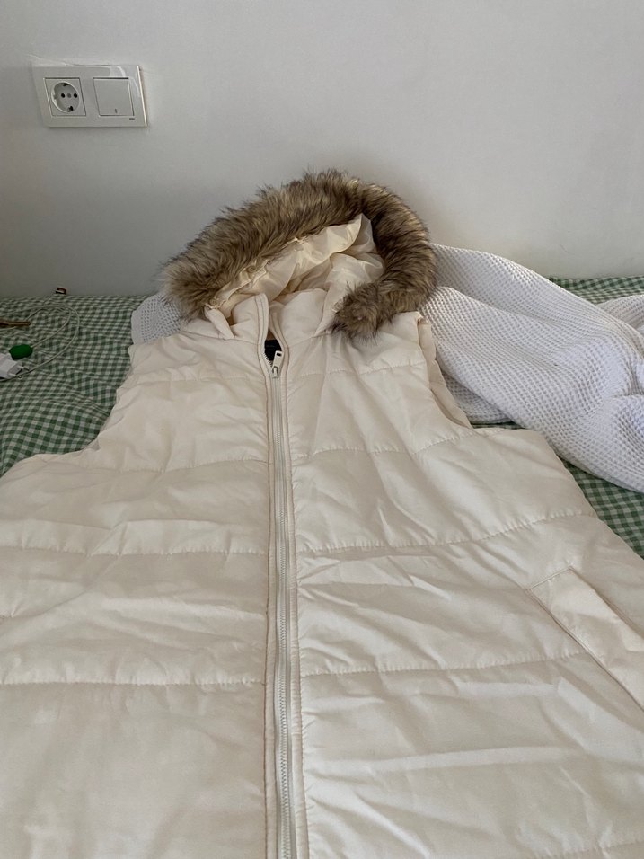 Beyaz Kürklü Kapüşonlu Kadın Yelek - Görsel 2